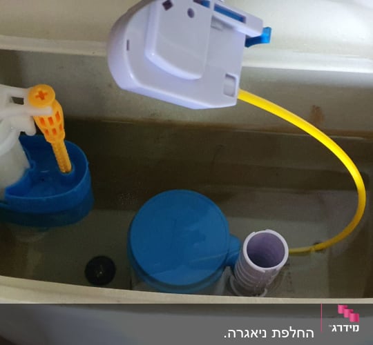 מנגנון מצוף ומילוי במיכל הדחה של אסלה